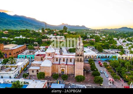 Alamos Sonora Mexiko, Luftaufnahme der magischen Stadt und Kirche der Purísima Concepción auf dem Hauptplatz, Dies ist der Pfarrvikar barocken und neoklassizistischen Tempel, aus Stein und Steinbruch Real von Los Alamos oder Der Frayles. Mexikanische villa Die Stadt der Portale durch die Sierra de Alamos - Río Cuchujaqui Flora und Fauna Schutz Bereich © (© Foto: LuisGutierrez/NortePhoto.com) Alamos Sonora México, Vista aerea del Pueblo magico e Iglesia de la Purísima Concepción de la Plaza de Armas, Este es un Templo Parroquial barroco y Neoclásico, de piedra y Cantera Real de Los Alamos o de los F umgeben ist. Stockfoto