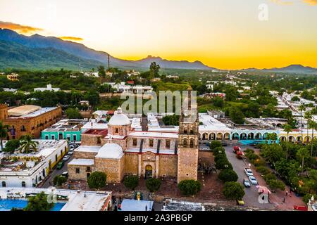 Alamos Sonora Mexiko, Luftaufnahme der magischen Stadt und Kirche der Purísima Concepción auf dem Hauptplatz, Dies ist der Pfarrvikar barocken und neoklassizistischen Tempel, aus Stein und Steinbruch Real von Los Alamos oder Der Frayles. Mexikanische villa Die Stadt der Portale durch die Sierra de Alamos - Río Cuchujaqui Flora und Fauna Schutz Bereich © (© Foto: LuisGutierrez/NortePhoto.com) Alamos Sonora México, Vista aerea del Pueblo magico e Iglesia de la Purísima Concepción de la Plaza de Armas, Este es un Templo Parroquial barroco y Neoclásico, de piedra y Cantera Real de Los Alamos o de los F umgeben ist. Stockfoto