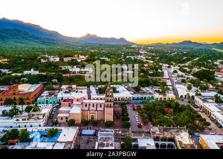 Alamos Sonora Mexiko, Luftaufnahme der magischen Stadt und Kirche der Purísima Concepción auf dem Hauptplatz, Dies ist der Pfarrvikar barocken und neoklassizistischen Tempel, aus Stein und Steinbruch Real von Los Alamos oder Der Frayles. Mexikanische villa Die Stadt der Portale durch die Sierra de Alamos - Río Cuchujaqui Flora und Fauna Schutz Bereich © (© Foto: LuisGutierrez/NortePhoto.com) Alamos Sonora México, Vista aerea del Pueblo magico e Iglesia de la Purísima Concepción de la Plaza de Armas, Este es un Templo Parroquial barroco y Neoclásico, de piedra y Cantera Real de Los Alamos o de los F umgeben ist. Stockfoto