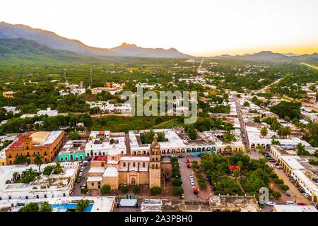 Alamos Sonora Mexiko, Luftaufnahme der magischen Stadt und Kirche der Purísima Concepción auf dem Hauptplatz, Dies ist der Pfarrvikar barocken und neoklassizistischen Tempel, aus Stein und Steinbruch Real von Los Alamos oder Der Frayles. Mexikanische villa Die Stadt der Portale durch die Sierra de Alamos - Río Cuchujaqui Flora und Fauna Schutz Bereich © (© Foto: LuisGutierrez/NortePhoto.com) Alamos Sonora México, Vista aerea del Pueblo magico e Iglesia de la Purísima Concepción de la Plaza de Armas, Este es un Templo Parroquial barroco y Neoclásico, de piedra y Cantera Real de Los Alamos o de los F umgeben ist. Stockfoto