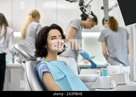 Die hübsche Frau, die Zähne Behandlung in der Zahnarztpraxis Stockfoto