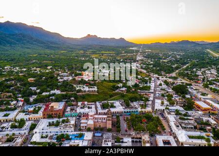 Alamos Sonora Mexiko, Luftaufnahme der magischen Stadt und Kirche der Purísima Concepción auf dem Hauptplatz, Dies ist der Pfarrvikar barocken und neoklassizistischen Tempel, aus Stein und Steinbruch Real von Los Alamos oder Der Frayles. Mexikanische villa Die Stadt der Portale durch die Sierra de Alamos - Río Cuchujaqui Flora und Fauna Schutz Bereich © (© Foto: LuisGutierrez/NortePhoto.com) Alamos Sonora México, Vista aerea del Pueblo magico e Iglesia de la Purísima Concepción de la Plaza de Armas, Este es un Templo Parroquial barroco y Neoclásico, de piedra y Cantera Real de Los Alamos o de los F umgeben ist. Stockfoto