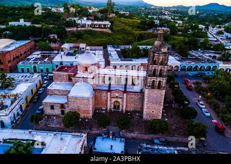 Alamos Sonora Mexiko, Luftaufnahme der magischen Stadt und Kirche der Purísima Concepción auf dem Hauptplatz, Dies ist der Pfarrvikar barocken und neoklassizistischen Tempel, aus Stein und Steinbruch Real von Los Alamos oder Der Frayles. Mexikanische villa Die Stadt der Portale durch die Sierra de Alamos - Río Cuchujaqui Flora und Fauna Schutz Bereich © (© Foto: LuisGutierrez/NortePhoto.com) Alamos Sonora México, Vista aerea del Pueblo magico e Iglesia de la Purísima Concepción de la Plaza de Armas, Este es un Templo Parroquial barroco y Neoclásico, de piedra y Cantera Real de Los Alamos o de los F umgeben ist. Stockfoto