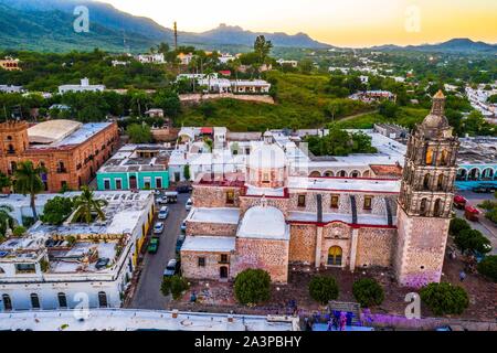 Alamos Sonora Mexiko, Luftaufnahme der magischen Stadt und Kirche der Purísima Concepción auf dem Hauptplatz, Dies ist der Pfarrvikar barocken und neoklassizistischen Tempel, aus Stein und Steinbruch Real von Los Alamos oder Der Frayles. Mexikanische villa Die Stadt der Portale durch die Sierra de Alamos - Río Cuchujaqui Flora und Fauna Schutz Bereich © (© Foto: LuisGutierrez/NortePhoto.com) Alamos Sonora México, Vista aerea del Pueblo magico e Iglesia de la Purísima Concepción de la Plaza de Armas, Este es un Templo Parroquial barroco y Neoclásico, de piedra y Cantera Real de Los Alamos o de los F umgeben ist. Stockfoto