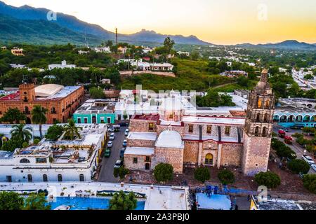 Alamos Sonora Mexiko, Luftaufnahme der magischen Stadt und Kirche der Purísima Concepción auf dem Hauptplatz, Dies ist der Pfarrvikar barocken und neoklassizistischen Tempel, aus Stein und Steinbruch Real von Los Alamos oder Der Frayles. Mexikanische villa Die Stadt der Portale durch die Sierra de Alamos - Río Cuchujaqui Flora und Fauna Schutz Bereich © (© Foto: LuisGutierrez/NortePhoto.com) Alamos Sonora México, Vista aerea del Pueblo magico e Iglesia de la Purísima Concepción de la Plaza de Armas, Este es un Templo Parroquial barroco y Neoclásico, de piedra y Cantera Real de Los Alamos o de los F umgeben ist. Stockfoto