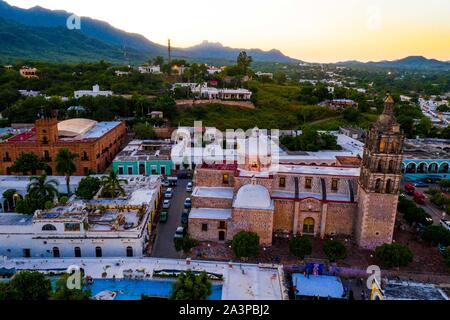 Alamos Sonora Mexiko, Luftaufnahme der magischen Stadt und Kirche der Purísima Concepción auf dem Hauptplatz, Dies ist der Pfarrvikar barocken und neoklassizistischen Tempel, aus Stein und Steinbruch Real von Los Alamos oder Der Frayles. Mexikanische villa Die Stadt der Portale durch die Sierra de Alamos - Río Cuchujaqui Flora und Fauna Schutz Bereich © (© Foto: LuisGutierrez/NortePhoto.com) Alamos Sonora México, Vista aerea del Pueblo magico e Iglesia de la Purísima Concepción de la Plaza de Armas, Este es un Templo Parroquial barroco y Neoclásico, de piedra y Cantera Real de Los Alamos o de los F umgeben ist. Stockfoto