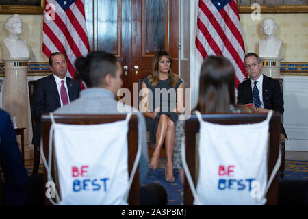 Von links nach rechts: United States Minister für Gesundheit und Soziale Dienste (HHS), Alex Azar, erste Dame Melania Trump, und Chief Marketing und Strategy Officer der Wahrheit Initiative Eric Asche links für die Jugend von der Wahrheit Initiative hören, Alter 13 bis 18, im Weißen Haus in Washington, DC, USA, die am 9. Oktober 2019. Credit: Stefani Reynolds/CNP | Verwendung weltweit Stockfoto