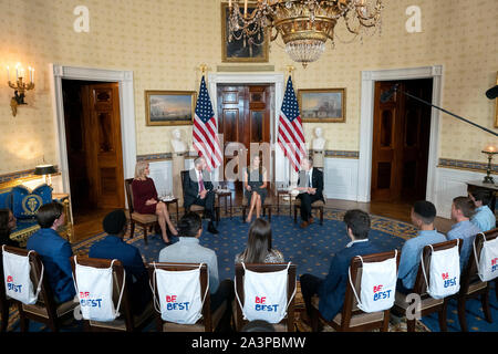 Von links nach rechts: Senior Counsellor Kellyanne Conway, USA Minister für Gesundheit und Soziale Dienste (HHS), Alex Azar, erste Dame Melania Trump, und Chief Marketing und Strategy Officer der Wahrheit Initiative Eric Asche links halten eine Listening Session mit Jugendlichen der Wahrheit Initiative, Alter 13 bis 18, im Weißen Haus in Washington, DC, USA, die am 9. Oktober 2019. Credit: Stefani Reynolds/CNP | Verwendung weltweit Stockfoto