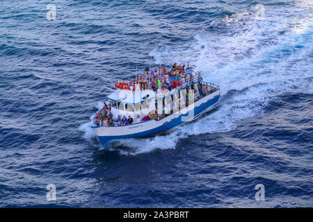 Charlotte Amalie, U.S. Virgin Islands-20 Mai 2019: Personen, die eine Bootstour rund um szenische Charlotte Amalie Bay in der Karibik Insel Saint Thomas Stockfoto