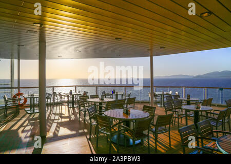 Blick von einem Kreuzfahrtschiff Deck auf malerische Landschaften des Heiligen Thomas Insel auf einer Karibik Urlaub Stockfoto