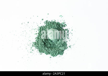 Natürliche grüne Pigment. Lose Kosmetische Pulver. Matt eyeshadow Pigment auf weißem Hintergrund isoliert, close-up Stockfoto