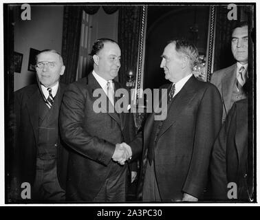 Somoza zu begrüßen. Washington, D.C., Mai 8. Sprecher des Hauses William B. Bankhead als Er begrüßte die nicaraguanische Präsident Anastasia Somoza in den Plenarsaal, wo er eine kurze Rede, die heute als Teil seiner Reise in die Hauptstadt gemacht Stockfoto