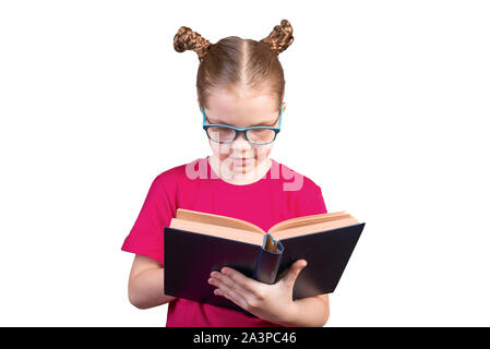 Ein Mädchen mit Brille ist das Lesen ein altes Buch. Auf einem weißen Hintergrund. Stockfoto