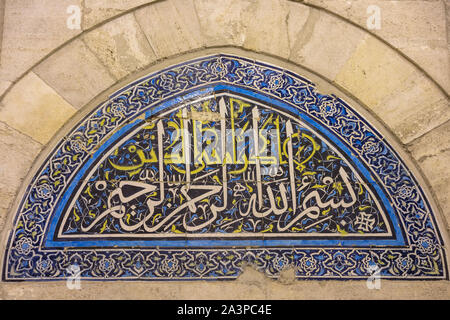 Panel von unterglasur - bemalte Fliesen, im Innenhof, Fatih Moschee, Istanbul, Türkei Stockfoto