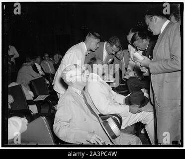 Der Sohn des Präsidenten Roosevelt vor Steuerhinterziehung Ausschuss. Washington D.C., den 13. Juli. James Roosevelt, Sohn und Sekretär von Präsident Roosevelt, der vor dem Melden Sie Congressional Steuerhinterziehung Ausschuss heute erschien nachdrücklich zu Behauptungen durch Rep. Hamilton Fish verweigern, R. von New York, dass er Steuerrecht Schlupflöcher verwendet hat, Roosevelt wird durch newpapermen kurz vor dem Nehmen im Zeugenstand umgeben Stockfoto