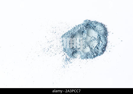 Natürliche Pastell blau matt Pigment. Lose Kosmetische Pulver. Lidschatten Pigment auf weißem Hintergrund isoliert, close-up. Stockfoto