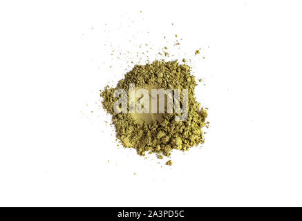 Natürliche Grün Khaki farbigen Pigment. Lose Kosmetische Pulver. Lidschatten Pigment auf weißem Hintergrund isoliert, close-up. Stockfoto