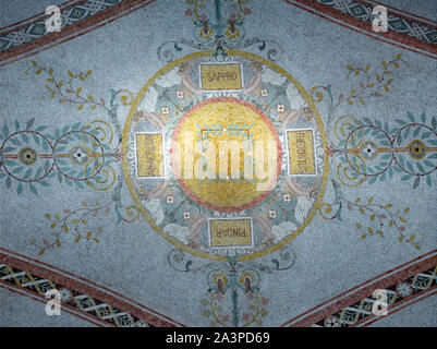 Korridor, erster Stock. Mosaik in der Decke Gewölbe mit den Namen der alten lyrischen Dichter: Theocritus, Pindar, Anacreon, und Sappho. Bibliothek des Kongresses Thomas Jefferson, Washington, D.C. Stockfoto