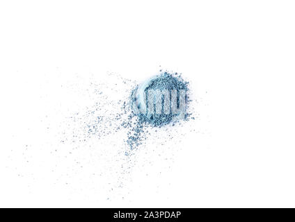 Matt Pastell blau Pigment. Lose Kosmetische Pulver. Lidschatten Pigment auf weißem Hintergrund isoliert, close-up. Stockfoto