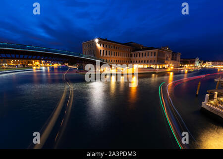 Schöne Nacht Blick auf Verfassung Brücke und Bahnhof Santa Lucia in Canal Grande Venedig Italien. Stockfoto