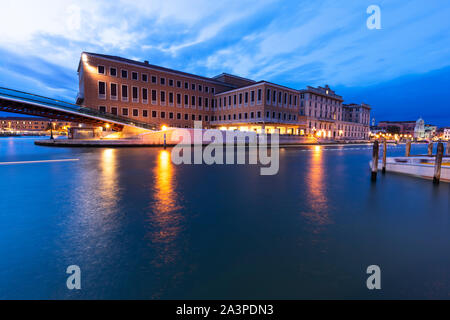 Verfassung Brücke und Bahnhof Santa Lucia nach Sonnenuntergang in Canal Grande Venedig Italien. Stockfoto