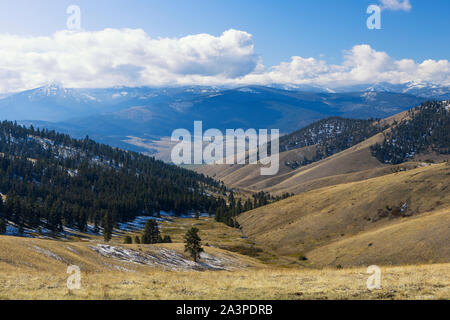 Eine wunderschöne Aussicht auf die Berge reichen von der Spitze des Nationalen Elche und Bison Range in der Nähe von St Ignatius, Montana. Stockfoto