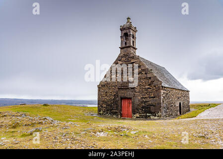 Die Kapelle Saint-Michel de Braspart ist auf einem Hügel dominiert See Brennilis und die Region der Monts d'Arrée. Stockfoto