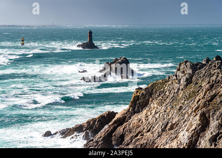 Die Pointe du Raz, Bretagne. In diesem felsigen Kap Gesichter der Insel Sein. Die riesigen Wellen des Atlantiks sind auf den Felsen zerschmettert. Stockfoto