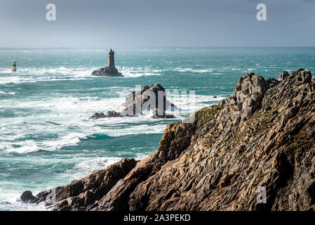 Die Pointe du Raz, Bretagne. In diesem felsigen Kap Gesichter der Insel Sein. Die riesigen Wellen des Atlantiks sind auf den Felsen zerschmettert. Stockfoto