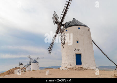 Horizontale Ansicht der alten Windmühlen auf Calderico hill der spanischen Gemeinde Consuegra. Diese Windmühlen sind eine touristische Sehenswürdigkeit in der Provinz Stockfoto