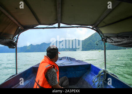 Bali, Indonesien. 4. Mai, 2019. Ein Führer zeigt das Grab von Trunyan Dorf Batur See, Kintamani, Bali. Trunyan ist ein Dorf im Bezirk, Bangli Regency Kintamani, Bali, Indonesien. Dieses Dorf ist das älteste Dorf auf der Insel Bali und seine Bewohner zu sein glaubte noch den Traditionen ihrer Vorfahren bewahren. Menschen, die in diesem Dorf sterben wird nicht wie andere Hindus verbrannt werden, sondern Links natürlich und riechen nicht zerstört werden. Credit: Instrumatic Febri Sugita/SOPA Images/ZUMA Draht/Alamy leben Nachrichten Stockfoto