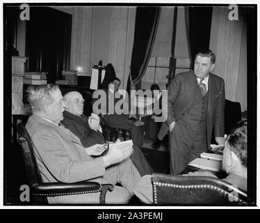 Südliche Bauern fordern grundlegende Prinzipien der New Deal Bauernhof Programm beibehalten werden. Washington, D.C., 9. Die beiden südlichen Senatoren Ellison D. Smith, links, von South Carolina, Vorsitzender des Ausschusses für Landwirtschaft des Senats, und John H. Bankhead von Alabama, hören konzentriert zu, Ranson Aldridge, Präsident der Mississippi Farm Föderation, heute eine Gruppe von Senatoren und Repräsentanten, die Südlichen Bauern wollen die Grundprinzipien des New Deal Bauernhof Programm erhalten aber gleichzeitig der Meinung, dass zusätzliche Mittel für die Zahlungen an die Erzeuger zugeteilt werden sollte, 1/9/39 Stockfoto