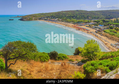 Die schönsten Strände von Apulien: manaccora Bucht, die von zwei Felsen umschlossen, erstreckt sich wenige Kilometer von Vieste, Gargano, Italien. Stockfoto