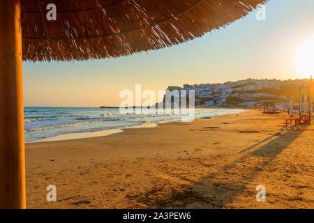 Bucht von Peschici bei Sonnenaufgang: Blick auf Altstadt und Sandstrand, Italien (Apulien). Es ist berühmt für seine Badeorte gehört zu Gargano. Stockfoto