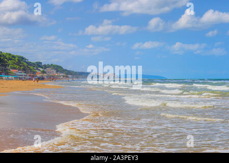 Zu Fuß am Strand. Apulien Küste: San Menaio Strand im Nationalpark Gargano, Italien. Stockfoto