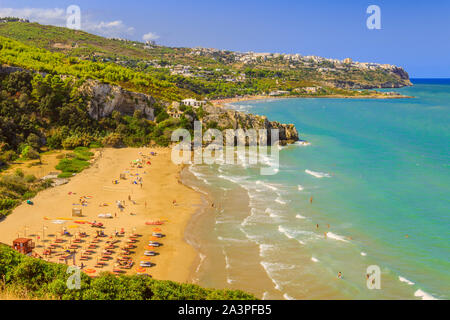 Die schönsten Strände von Apulien: Zaiana Bucht, die von zwei Felsen umschlossen, erstreckt sich wenige Kilometer von Vieste, Gargano, Italien. Stockfoto