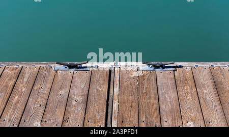 Bügeleisen Boot tie Downs auf einem alten Holztisch/Lake Michigan Chicago Stockfoto