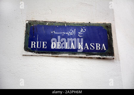 Ein straßenschild in Französisch und Arabisch in der Rue De La Kasba gefunden in der Kasbah Viertel der Medina (Altstadt) von Tunis, Tunesien. Stockfoto