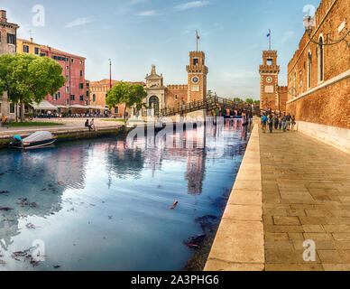 Venedig, Italien - 29. April: Die malerische Eingang zu den Venezianischen Arsenals, den Komplex der ehemaligen Werften und Waffenkammern zusammen in der Stadt Ve Stockfoto