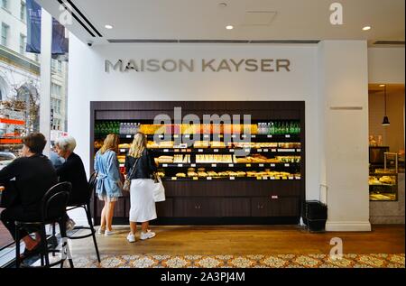 NEW YORK CITY, NY-4 OKT 2019 - Blick auf La Maison Kayser Bäckerei in New York. Eric Kayser ist ein Stern Baker mit vielen Bäckereien und Konditoreien in Paris, Stockfoto