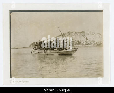 Gruppe der Pioniere und Bergleute an Land kommen in einem Sampan auf Chemulpo Stockfoto