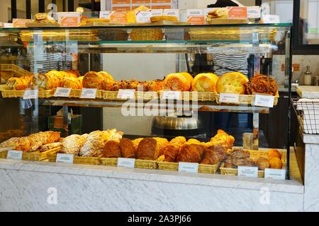 NEW YORK CITY, NY-4 OKT 2019 - Blick auf La Maison Kayser Bäckerei in New York. Eric Kayser ist ein Stern Baker mit vielen Bäckereien und Konditoreien in Paris, Stockfoto