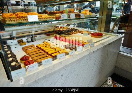 NEW YORK CITY, NY-4 OKT 2019 - Blick auf La Maison Kayser Bäckerei in New York. Eric Kayser ist ein Stern Baker mit vielen Bäckereien und Konditoreien in Paris, Stockfoto