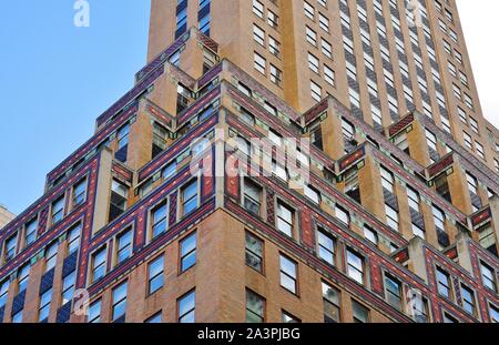 NEW YORK CITY, NY-4 OKT 2019 - Blick auf den Fred F. französischen Gebäude, einem berühmten Art déco-Wolkenkratzer auf der Fifth Avenue in Manhattan, New York. Stockfoto