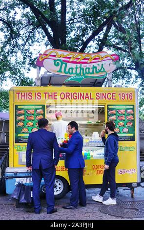 NEW YORK CITY, NY-4 OKT 2019 - Blick auf Nathan's berühmten Hot Dogs Warenkorb auf der Fifth Avenue in Manhattan, New York City, USA Stockfoto