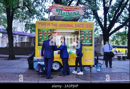 NEW YORK CITY, NY-4 OKT 2019 - Blick auf Nathan's berühmten Hot Dogs Warenkorb auf der Fifth Avenue in Manhattan, New York City, USA Stockfoto
