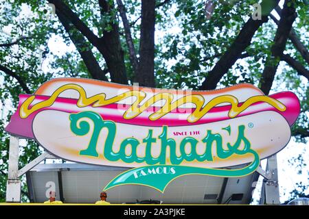 NEW YORK CITY, NY-4 OKT 2019 - Blick auf Nathan's berühmten Hot Dogs Warenkorb auf der Fifth Avenue in Manhattan, New York City, USA Stockfoto