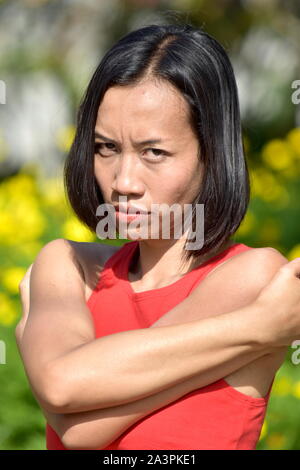 Hartnäckige attraktive Minderheit erwachsene Frau Stockfoto