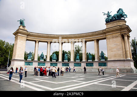 Statuen von namhaften ungarischen Zahlen bilden Teil der Millennium Monument (Milleniumi Emlekmu), der Heldenplatz (Hosok tere) in Budapest. Stockfoto