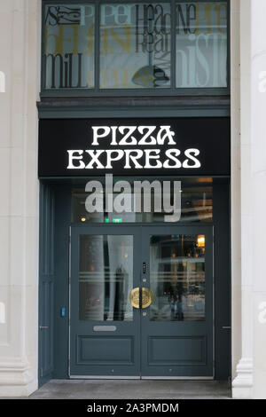 PizzaExpress Zeichen über geschlossene Eingangstür PizzaExpress Restaurant in Belfast. Stockfoto